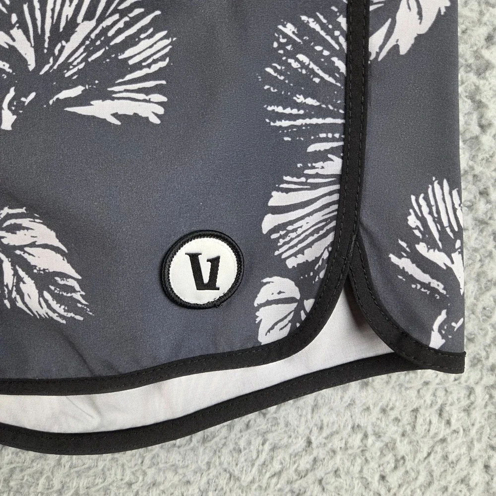 Vuori Cruise Boardshorts Mens 32 Gray Tropical Swim Shorts Surf Floral V314